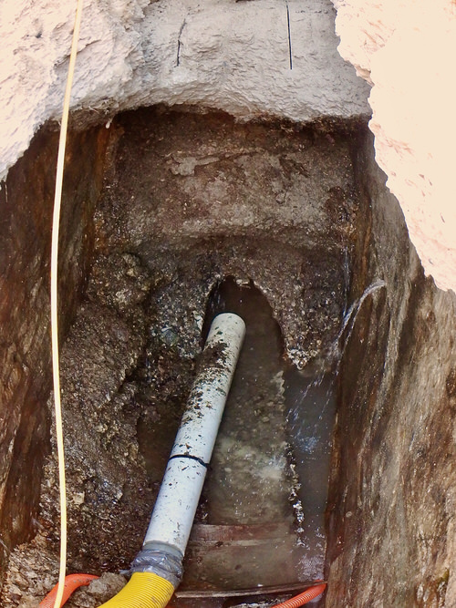 Cleaning outlet pipe with vacuum excavation